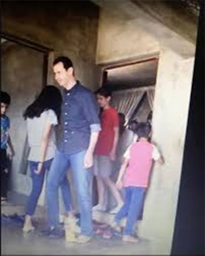Al Assad en casa de un militar herido El presidente sirio visita junto a su familia a varios heridos en sus casas